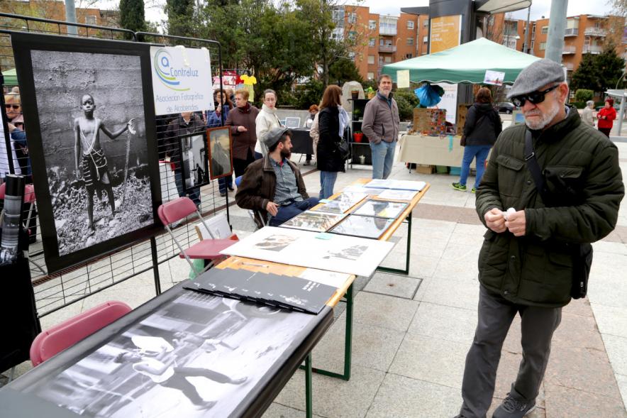 Paseo del Arte y de la Artesanía - Días Europeos de la Artesanía - Exposiciones de Artesanía Tradicional en la Plaza Mayor - Imagen de una persona mirando los productos de uno de los stand.