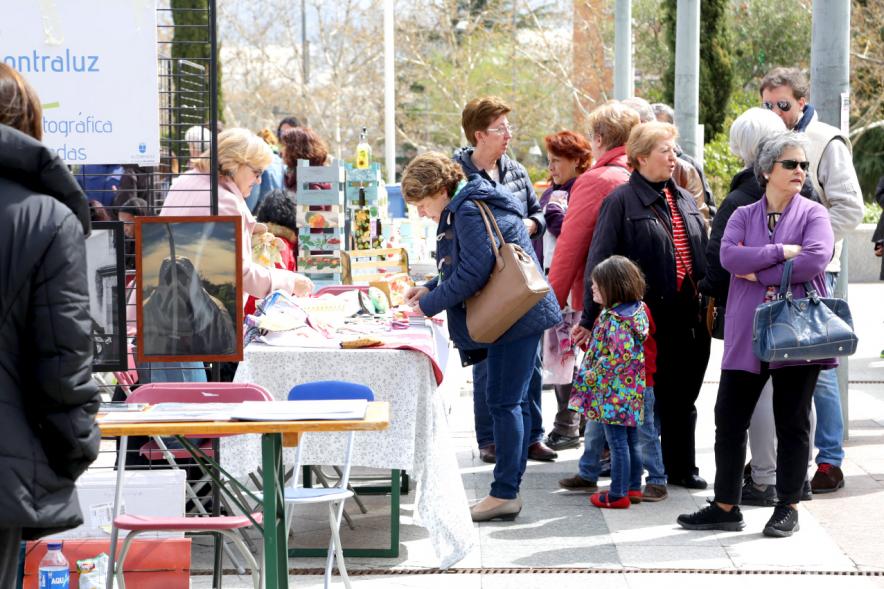 Paseo del Arte y de la Artesanía - Días Europeos de la Artesanía - Exposiciones de Artesanía Tradicional en la Plaza Mayor - Imagen de los diferentes stands de la feria y del público asistente.