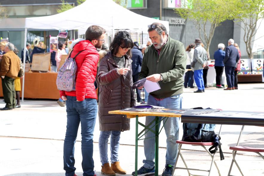 Paseo del Arte y de la Artesanía - Días Europeos de la Artesanía - Exposiciones de Artesanía Tradicional en la Plaza Mayor - Imagen de unas personas mirando los productos de uno de los stand.