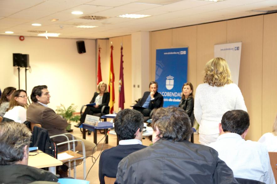 Asamblea Distrito Urbanizaciones - Encuentros con el Alcalde - Plano general de las autoridades y los vecinos.
