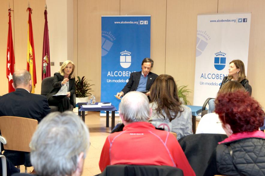 Asamblea Distrito Urbanizaciones - Encuentros con el Alcalde - Plano general de las autoridades y los vecinos.