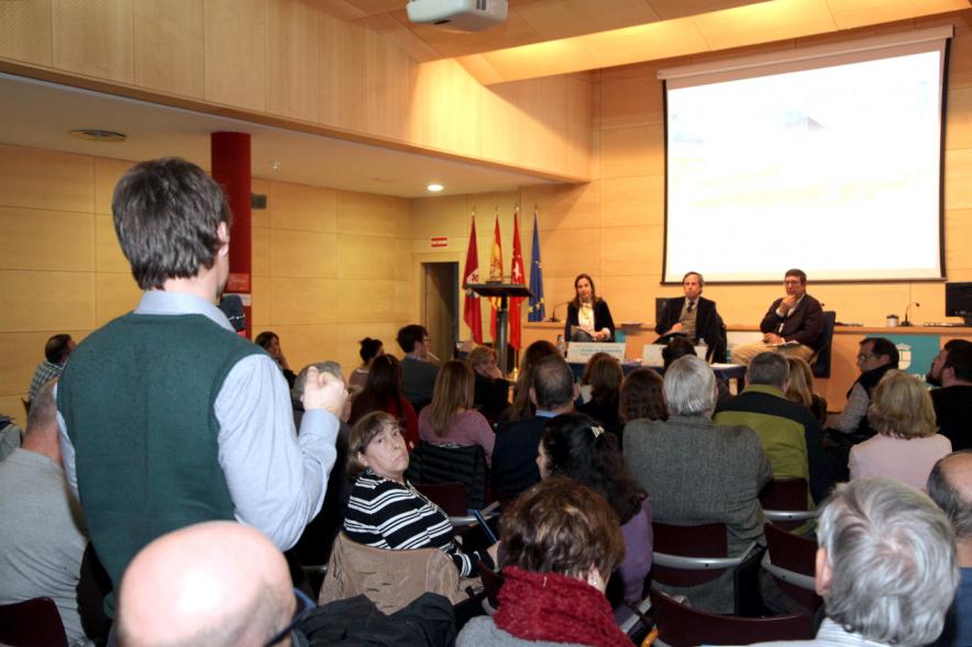 Asamblea Distrito Norte - Encuentros con el Alcalde -Imagen de un vecino preguntando.