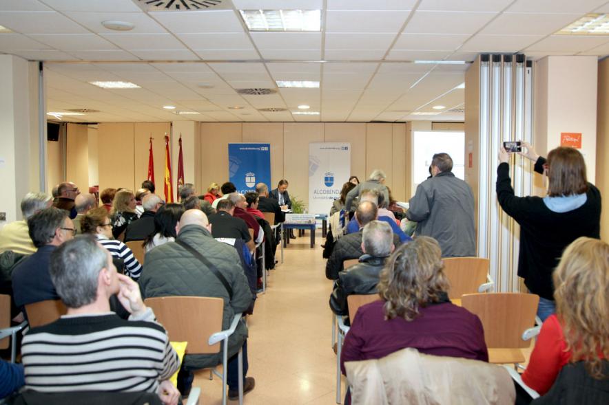 Asamblea Distrito Centro - Encuentros con el Alcalde - Plano general de las autoridades y los vecinos.