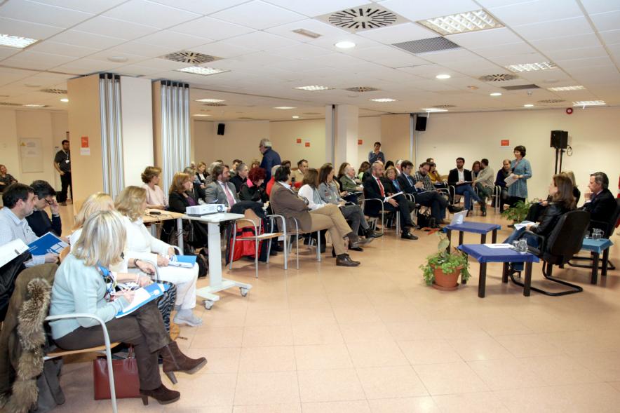 Asamblea Distrito Urbanizaciones - Encuentros con el Alcalde - Plano lateral de las autoridades y los vecinos