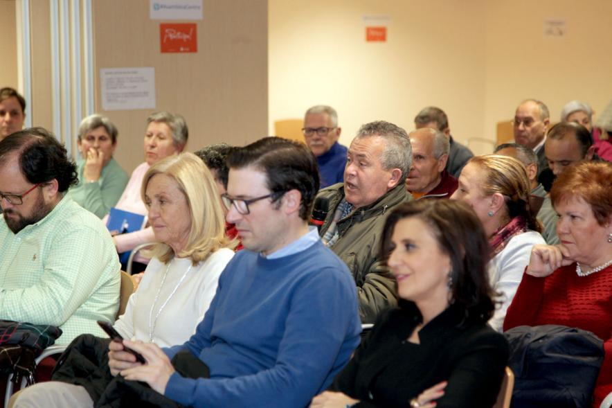 Asamblea Distrito Centro - Encuentros con el Alcalde - Imagen de la primera fila de las autoridades. 