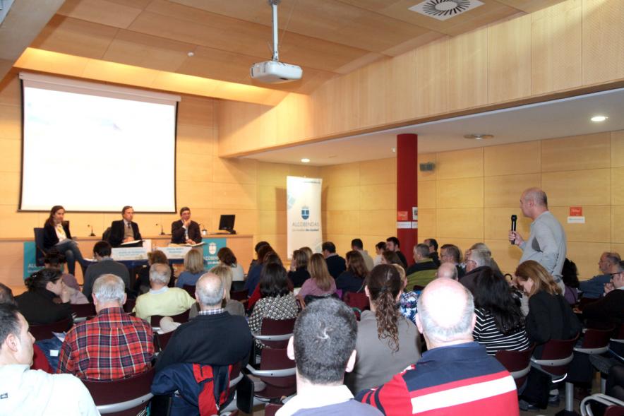 Asamblea Distrito Norte - Encuentros con el Alcalde - Imagen de un vecino preguntando.
