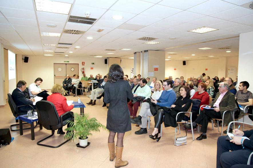 Asamblea Distrito Centro - Encuentros con el Alcalde - Imagen lateral de la  concejal hablando a los vecinos.