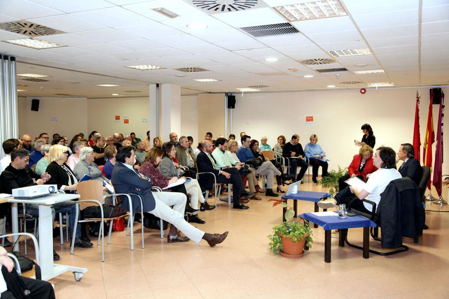 Asamblea Distrito Centro - Encuentros con el Alcalde - Imagen lateral de las autoridades y  el público.