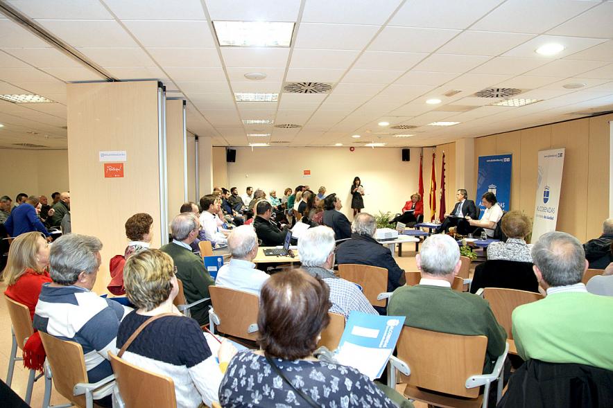 Asamblea Distrito Centro - Encuentros con el Alcalde -Plano general del encuentro, vecinos y autoridades.