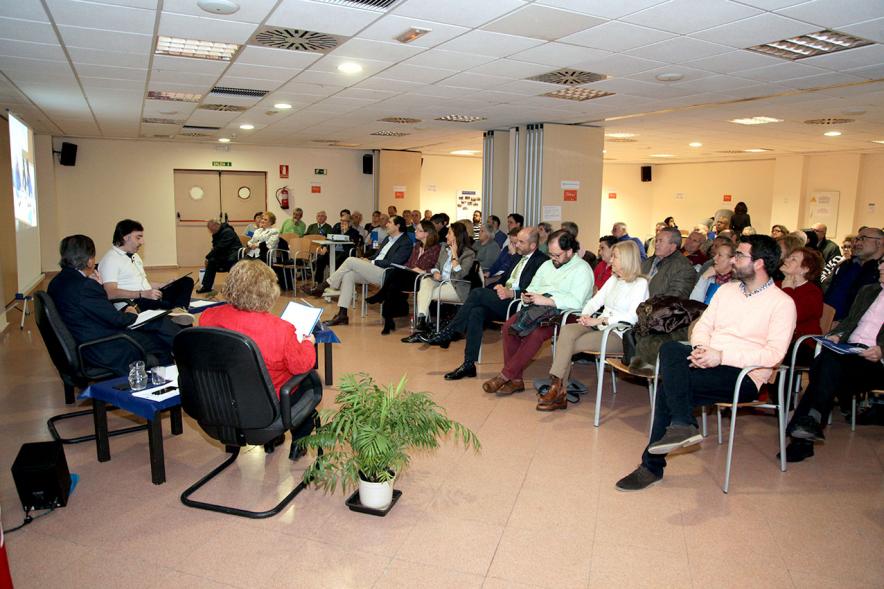 Asamblea Distrito Centro - Encuentros con el Alcalde - Imagen general de las autoridades y los vecinos.