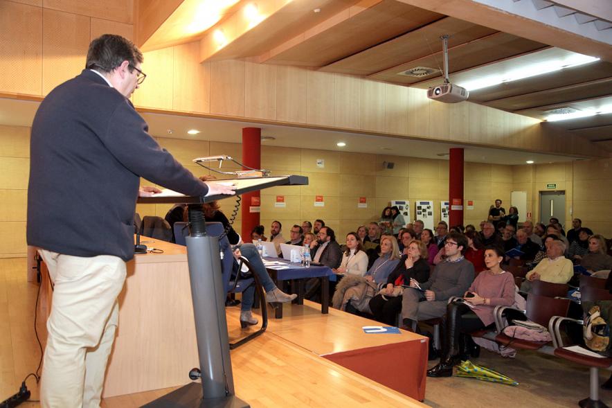 Asamblea Distrito Norte - Encuentros con el Alcalde -Imagen del discurso de una autoridad y la sala.