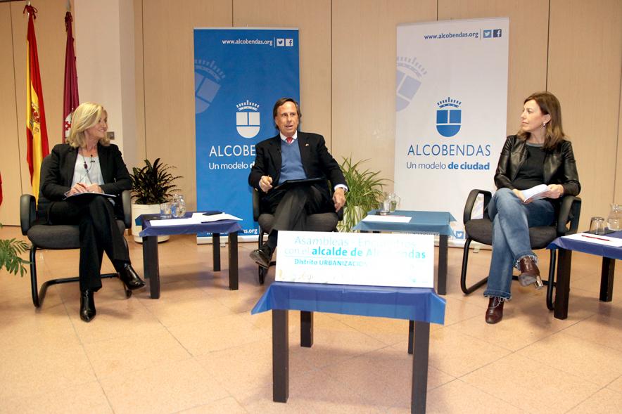 Asamblea Distrito Urbanizaciones - Encuentros con el Alcalde - Plano del alcalde con las concejalas.