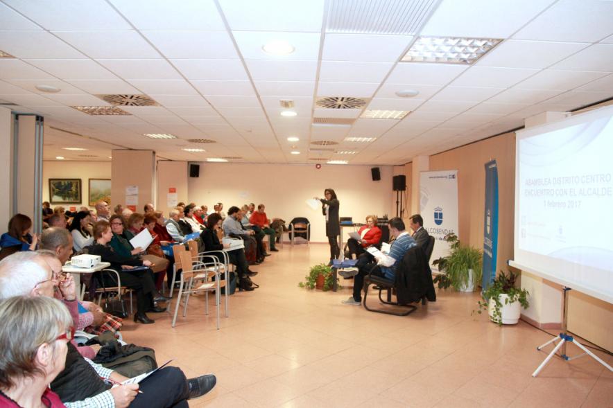 Asamblea - Encuentros con el Alcalde - Distrito Centro - Panorámica de los asistentes.