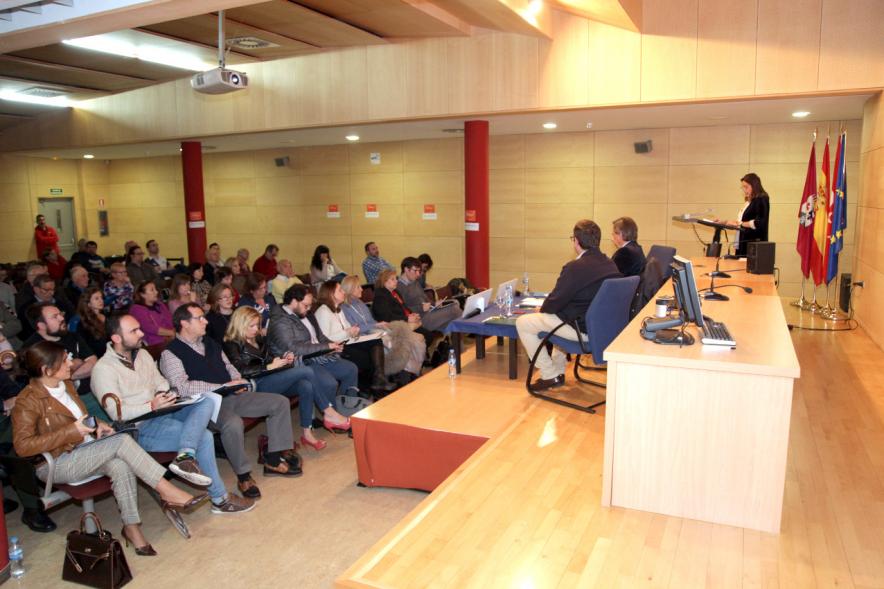 Asamblea Distrito Norte - Encuentros con el Alcalde - Imagen lateral de los vecinos y las autoridades.
