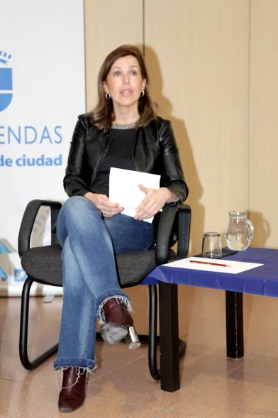 Asamblea Distrito Urbanizaciones - Encuentros con el Alcalde - Primer plano de  la concejal.