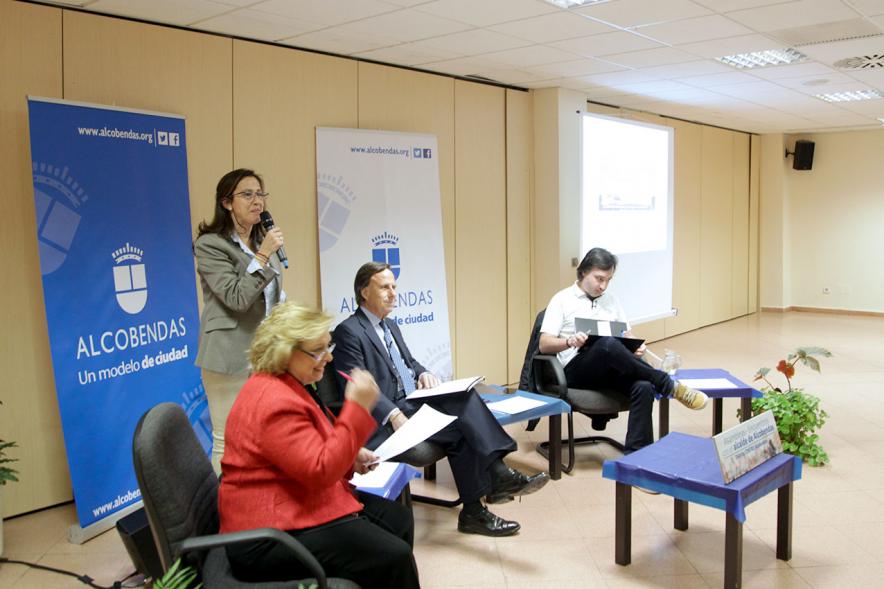 Asamblea Distrito Centro - Encuentros con el Alcalde -  Primer plano del alcalde y los responsables del distrito.