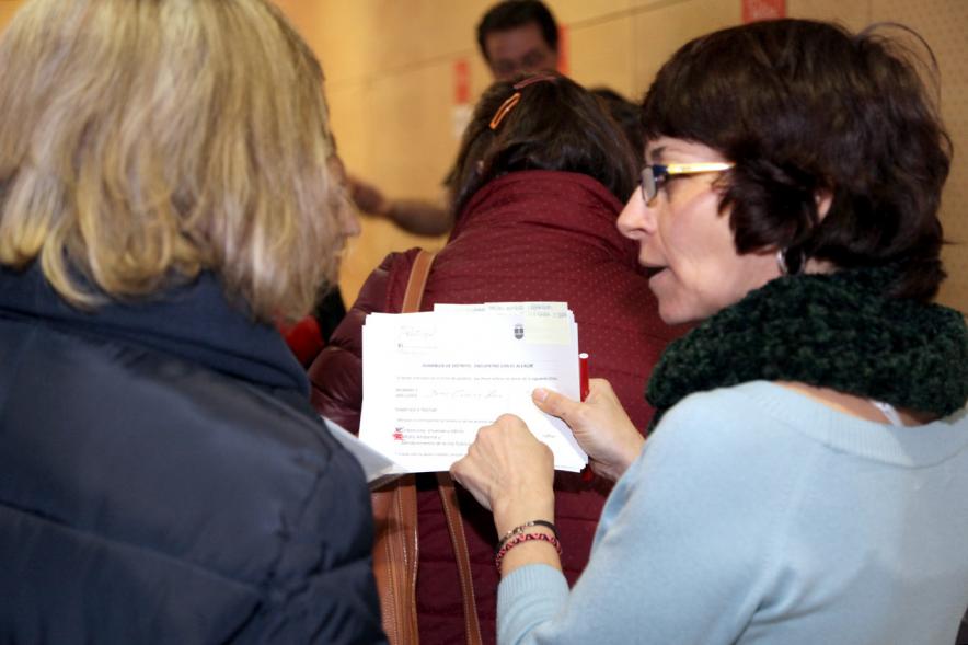 Asamblea Distrito Norte - Encuentros con el Alcalde - Primer plano de dos vecinas.