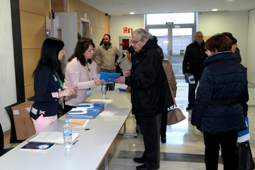Asamblea Distrito Norte - Encuentros con el Alcalde - Imagen de la mesa informativa y los vecinos.