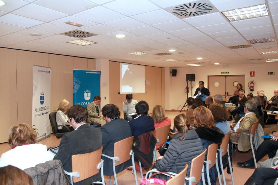 Asamblea Encuentros con el Alcalde - Distrito Urbanizaciones -El alcalde con los vecinos. 