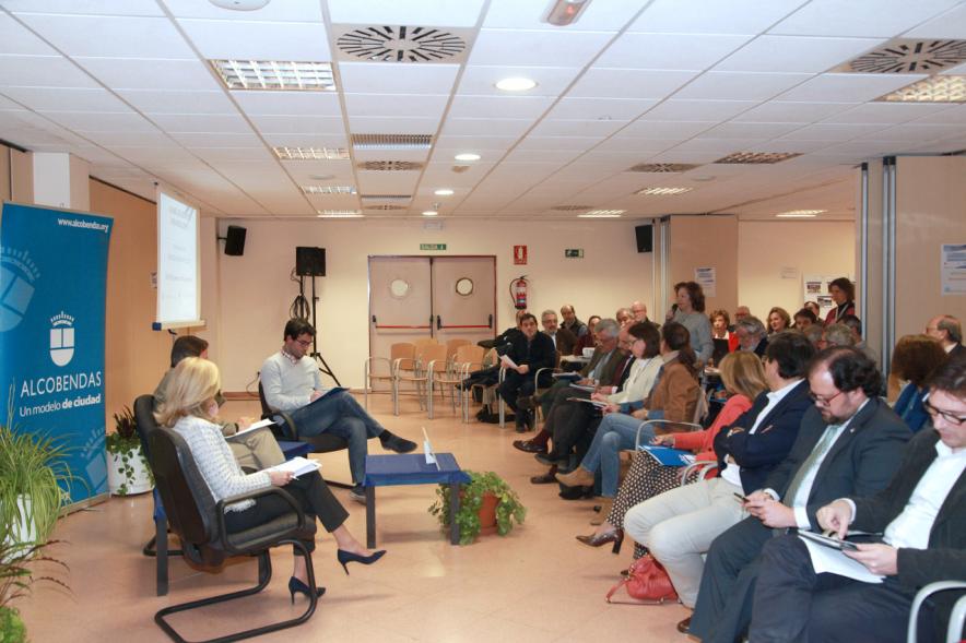 Asamblea Encuentros con el Alcalde - Distrito Urbanizaciones -  Panoramica de los vecinos con el alcalde.