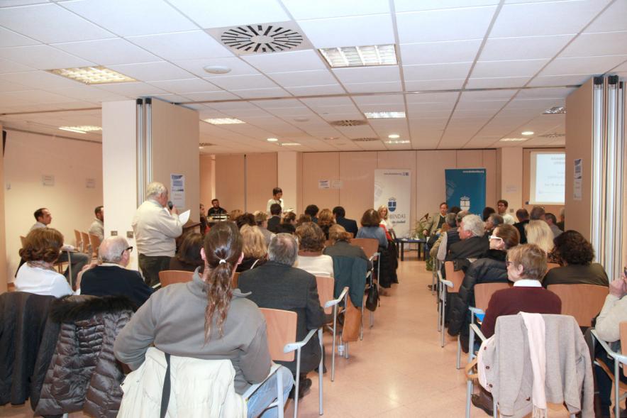 Asamblea Encuentros con el Alcalde - Distrito Urbanizaciones -   Panorámica de los vecinos con el alcalde.