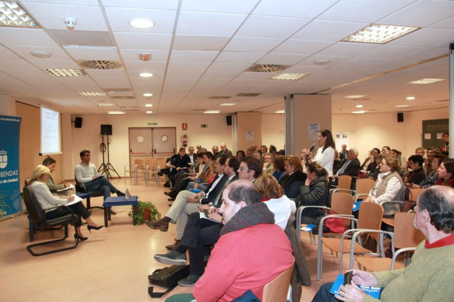 Asamblea Encuentros con el Alcalde - Distrito Urbanizaciones - Panorámica de los vecinos con el alcalde.