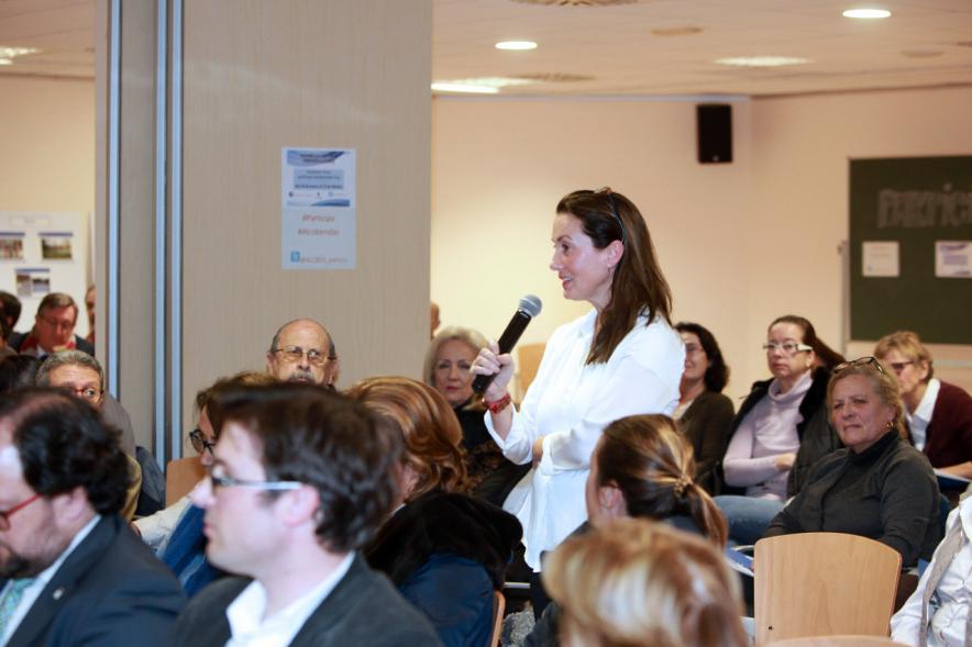 Asamblea Encuentros con el Alcalde - Distrito Urbanizaciones - Una vecina pregunta.