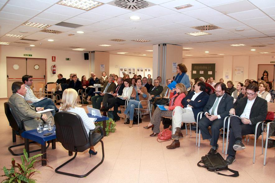 Asamblea Encuentros con el Alcalde - Distrito Urbanizaciones -  Panorámica de los vecinos con el alcalde. 130902