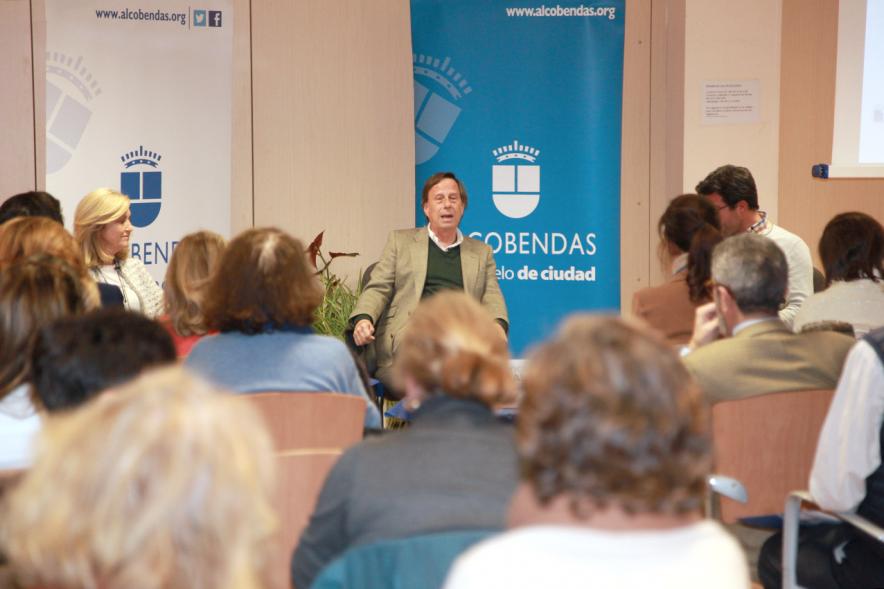 Asamblea Encuentros con el Alcalde - Distrito Urbanizaciones -  El alcalde responde.