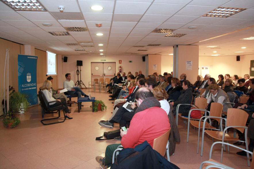 Asamblea Encuentros con el Alcalde - Distrito Urbanizaciones -   Panorámica de los vecinos con el alcalde.