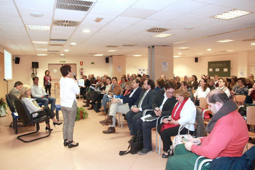 Asamblea Encuentros con el Alcalde - Distrito Urbanizaciones - Panorámica de los vecinos con el alcalde.