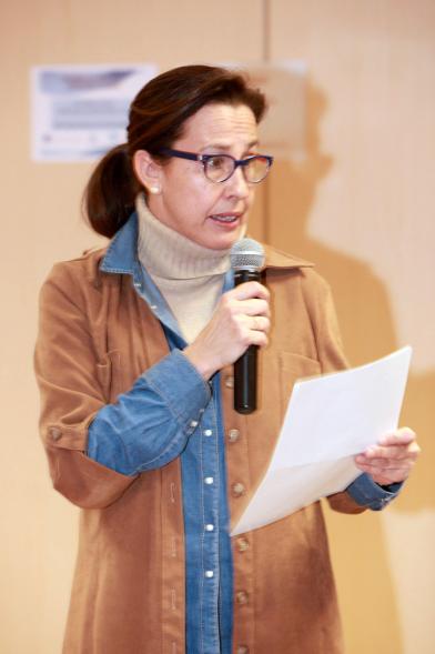 Asamblea Encuentros con el Alcalde - Distrito Urbanizaciones - Una concejal responde.