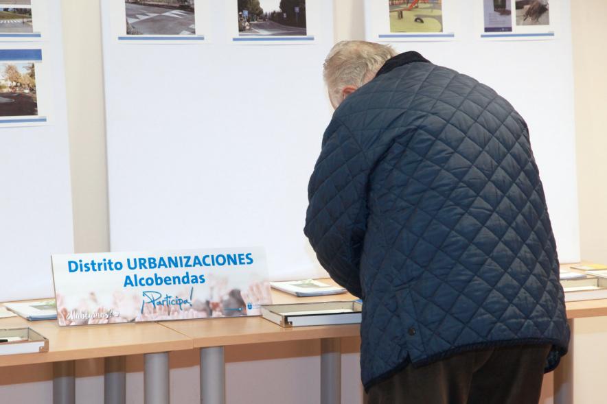 Asamblea Encuentros con el Alcalde - Distrito Urbanizaciones -Cartel del distrito.