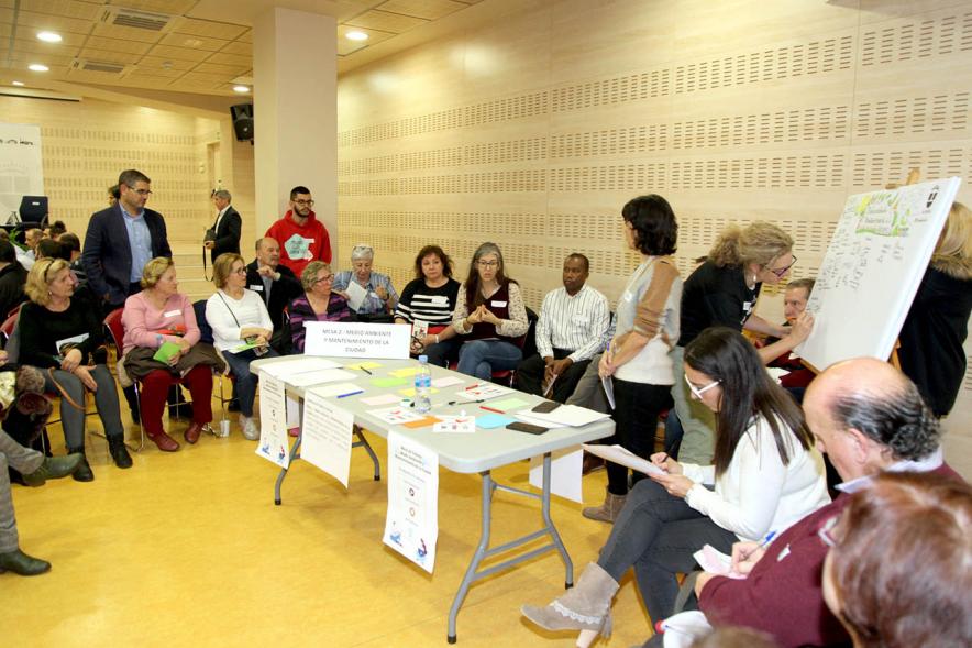 Asamblea de Distrito Centro - Imagen global de los vecinos en circulo debatiendo con el responsable del distrito.