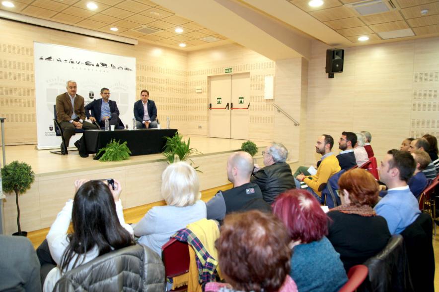 Asamblea de Distrito Centro - Imagen global de los asistentes a la asamblea y la corporación municipal.