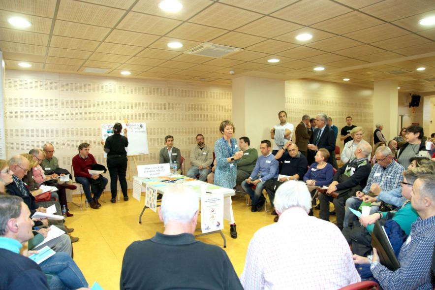 Asamblea de Distrito Centro - Imagen global de los vecinos en circulo debatiendo con el responsable del distrito.