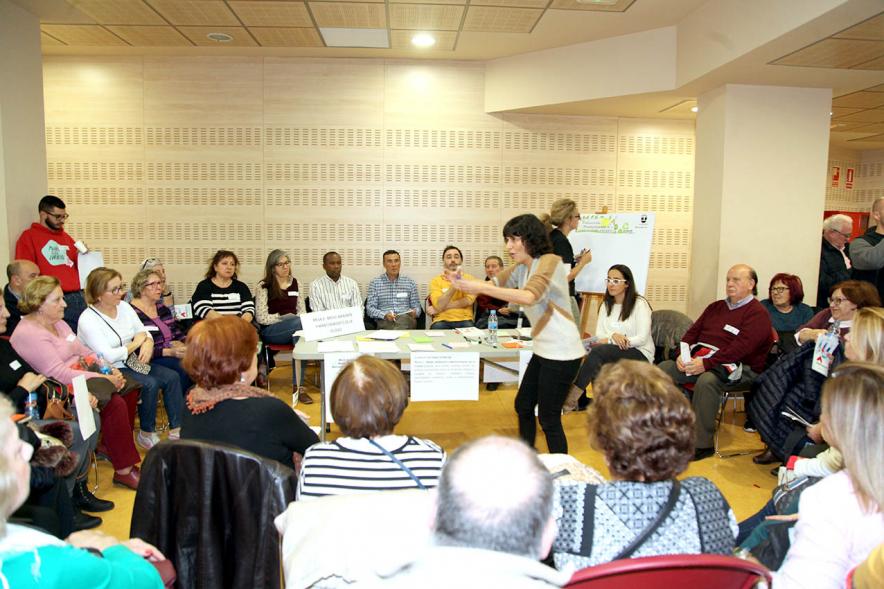 Asamblea de Distrito Centro -Imagen global de los vecinos en circulo debatiendo con el responsable del distrito.