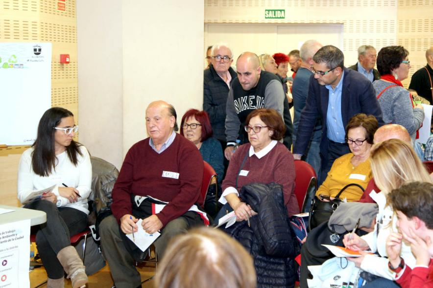 Asamblea de Distrito Centro - Imagen del alcalde Sánchez Acera, la concejal Cristina Martínez,  escuchando a los vecinos.