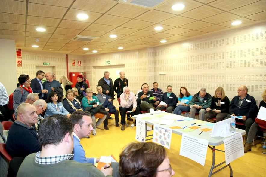 Asamblea de Distrito Centro - Imagen de la sala con los vecinos en circulo debatiendo con el responsable del distrito.