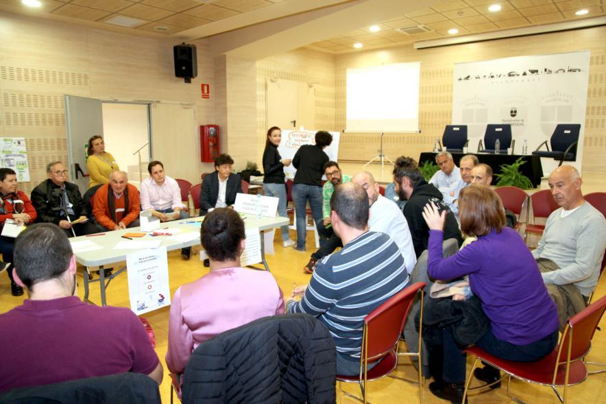 Asamblea de Distrito Centro - Imagen de los  vecinos en circulo preguntando y escribiendo en la pizarra sus propuestas de mejora.