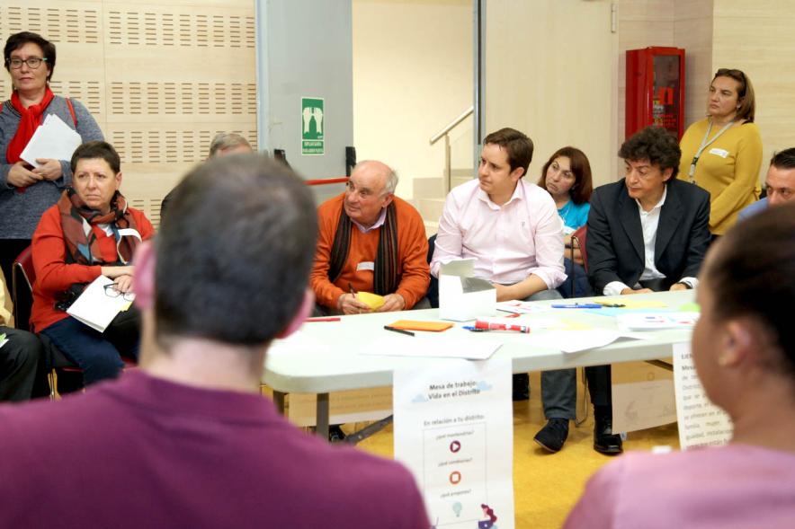 Asamblea de Distrito Centro - Imagen de Alberto Polo, responsable del distrito Centro con los vecinos.
