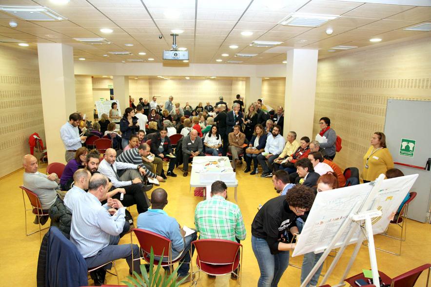 Asamblea de Distrito Centro - Imagen global de los vecinos en circulo debatiendo con el responsable del distrito.