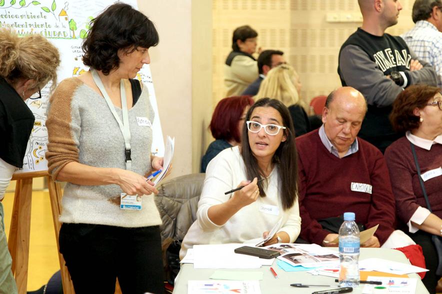 Asamblea de Distrito Centro -  Imagen de la concejal Cristina Martínez,  escuchando a los vecinos.