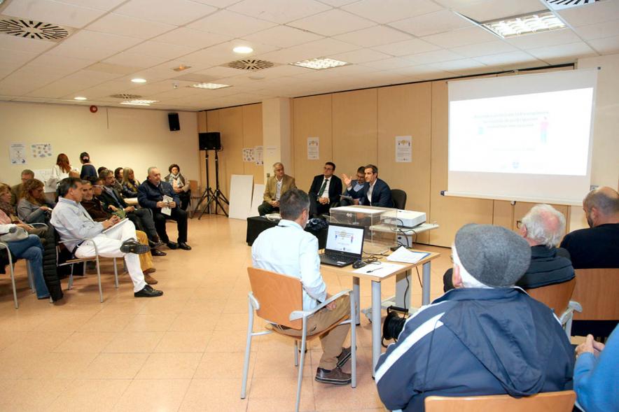 Asamblea de Distrito Urbanizaciones - Plano abierto de los representantes municipales en medio y los vecinos a ambos lados.