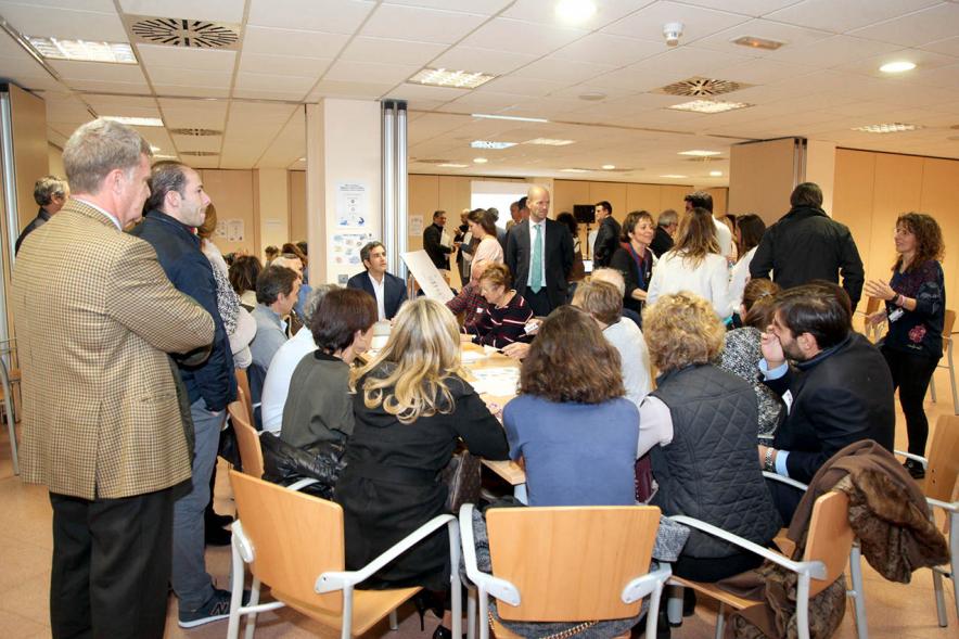 Asamblea de Distrito Urbanizaciones - Primer plano de un grupo de vecinos en una mesa redonda. 