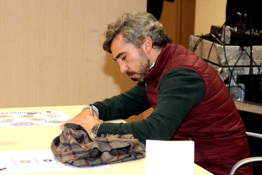 Asamblea de Distrito Urbanizaciones - Primer plano de un vecino escribiendo sus propuestas.