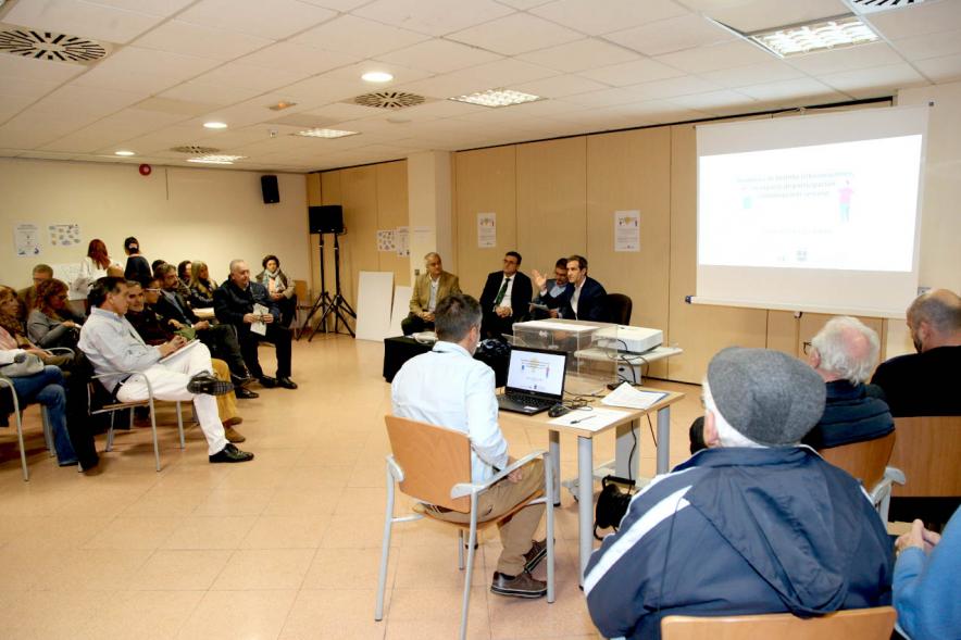 Asamblea de Distrito Urbanizaciones - Planos abiertos de los representantes municipales, los vecinos a ambos lados de la sala.