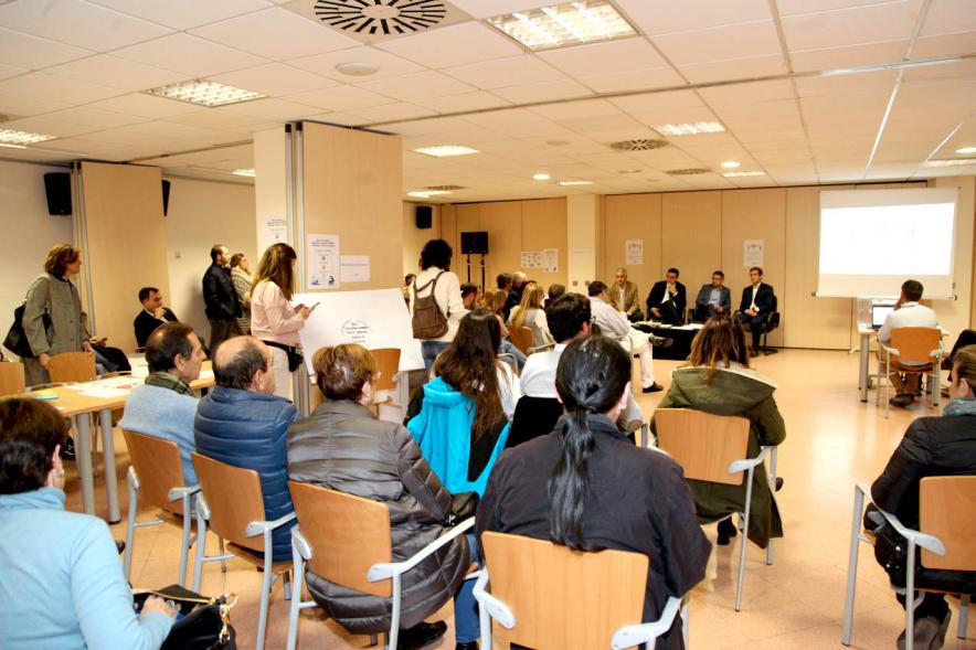 Asamblea de Distrito Urbanizaciones - Panorámica de la sala con la mesa de los representantes municipales y parte de los vecinos.