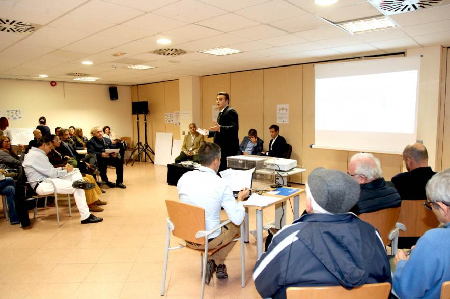 Asamblea de Distrito Urbanizaciones - Plano abierto de los representantes municipales en medio y los vecinos a ambos lados
