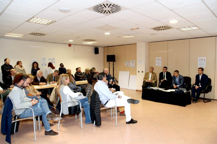 Asamblea de Distrito Urbanizaciones - Panorámica de la sala con la mesa de los representantes municipales y parte de los vecinos.